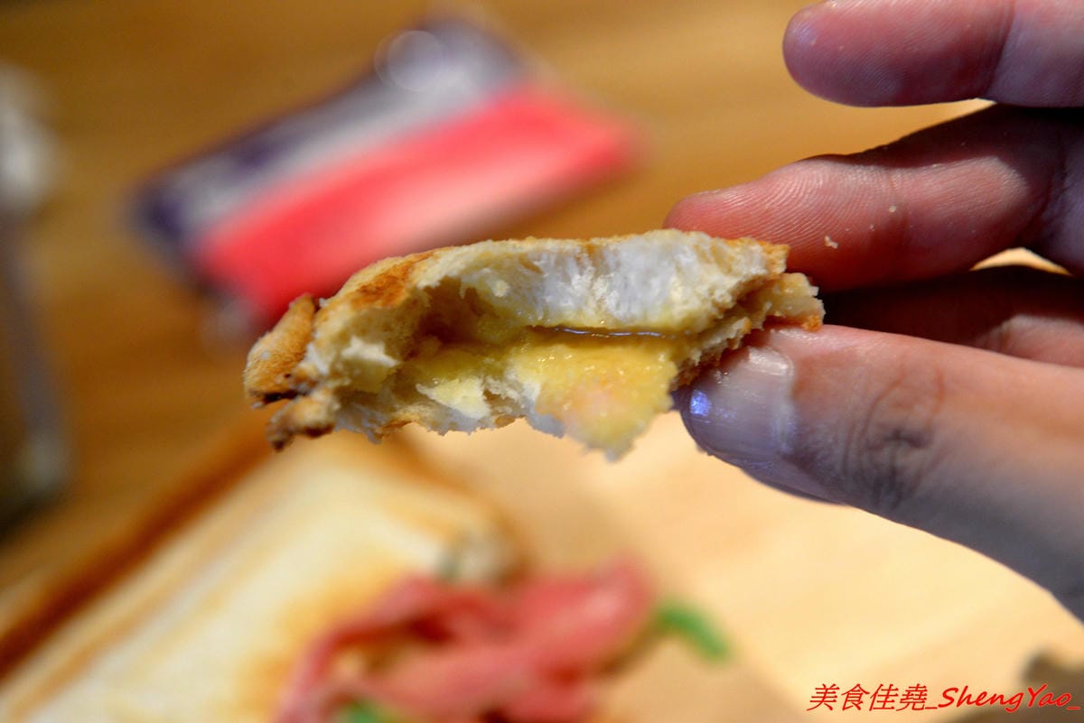 [台中沙鹿]金福氣南洋食堂 – “金福氣南洋食堂”在沙鹿開分店了,不用跑台中市區也吃得到彩虹起司啦復古懷舊風的裝潢十分有特色,蠻適合拍照的,位在靜宜大學斜對面,交通方便。(已歇業)