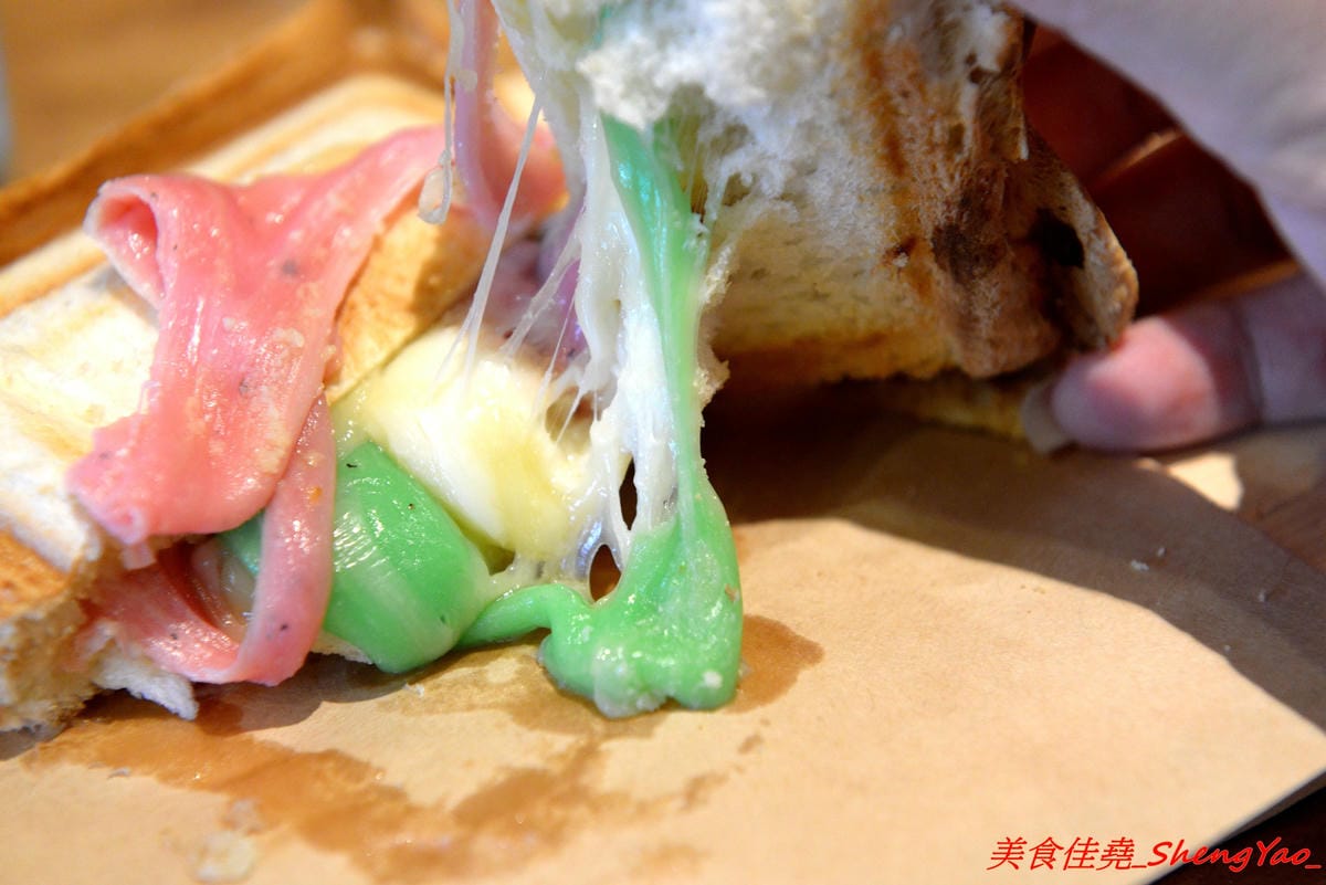 [台中沙鹿]金福氣南洋食堂 – “金福氣南洋食堂”在沙鹿開分店了,不用跑台中市區也吃得到彩虹起司啦復古懷舊風的裝潢十分有特色,蠻適合拍照的,位在靜宜大學斜對面,交通方便。(已歇業)
