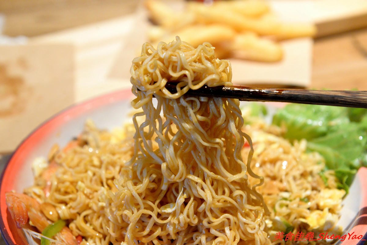 [台中沙鹿]金福氣南洋食堂 – “金福氣南洋食堂”在沙鹿開分店了,不用跑台中市區也吃得到彩虹起司啦復古懷舊風的裝潢十分有特色,蠻適合拍照的,位在靜宜大學斜對面,交通方便。(已歇業)