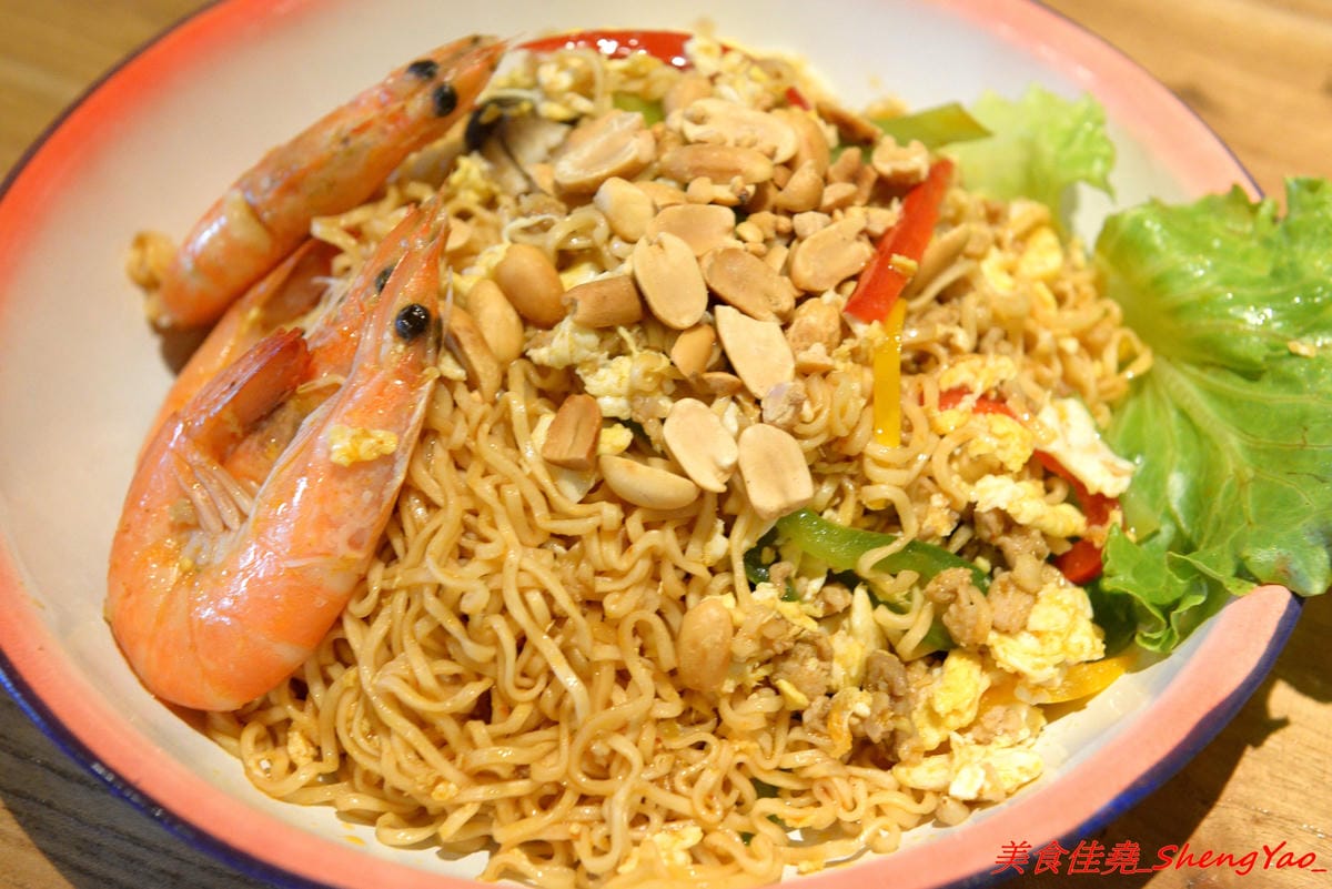 [台中沙鹿]金福氣南洋食堂 – “金福氣南洋食堂”在沙鹿開分店了,不用跑台中市區也吃得到彩虹起司啦復古懷舊風的裝潢十分有特色,蠻適合拍照的,位在靜宜大學斜對面,交通方便。(已歇業)