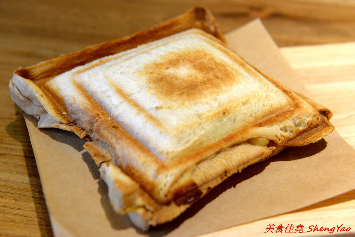 [台中沙鹿]金福氣南洋食堂 – “金福氣南洋食堂”在沙鹿開分店了,不用跑台中市區也吃得到彩虹起司啦復古懷舊風的裝潢十分有特色,蠻適合拍照的,位在靜宜大學斜對面,交通方便。(已歇業)
