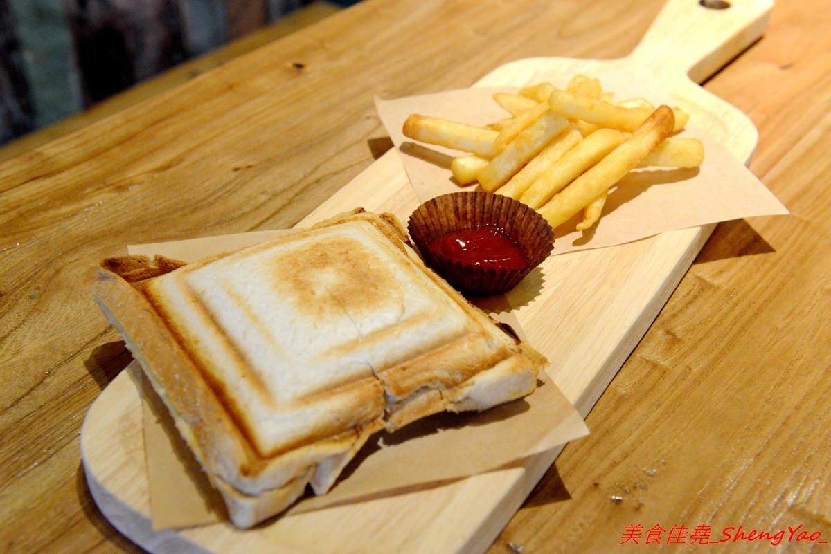 [台中沙鹿]金福氣南洋食堂 – “金福氣南洋食堂”在沙鹿開分店了,不用跑台中市區也吃得到彩虹起司啦復古懷舊風的裝潢十分有特色,蠻適合拍照的,位在靜宜大學斜對面,交通方便。(已歇業)