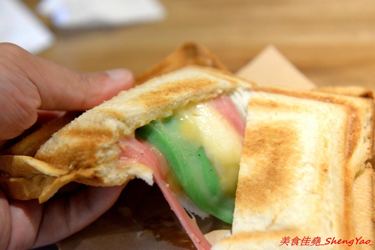 [台中沙鹿]金福氣南洋食堂 – “金福氣南洋食堂”在沙鹿開分店了,不用跑台中市區也吃得到彩虹起司啦復古懷舊風的裝潢十分有特色,蠻適合拍照的,位在靜宜大學斜對面,交通方便。(已歇業)