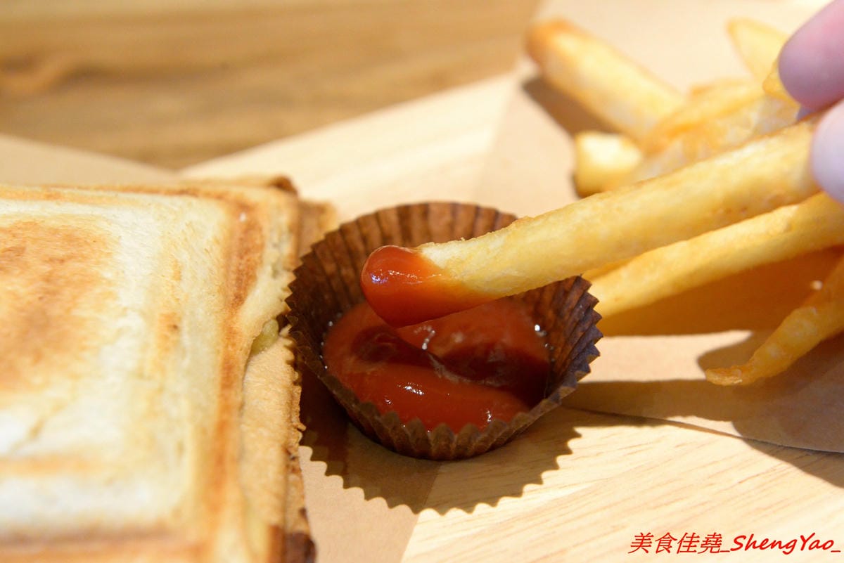 [台中沙鹿]金福氣南洋食堂 – “金福氣南洋食堂”在沙鹿開分店了,不用跑台中市區也吃得到彩虹起司啦復古懷舊風的裝潢十分有特色,蠻適合拍照的,位在靜宜大學斜對面,交通方便。(已歇業)