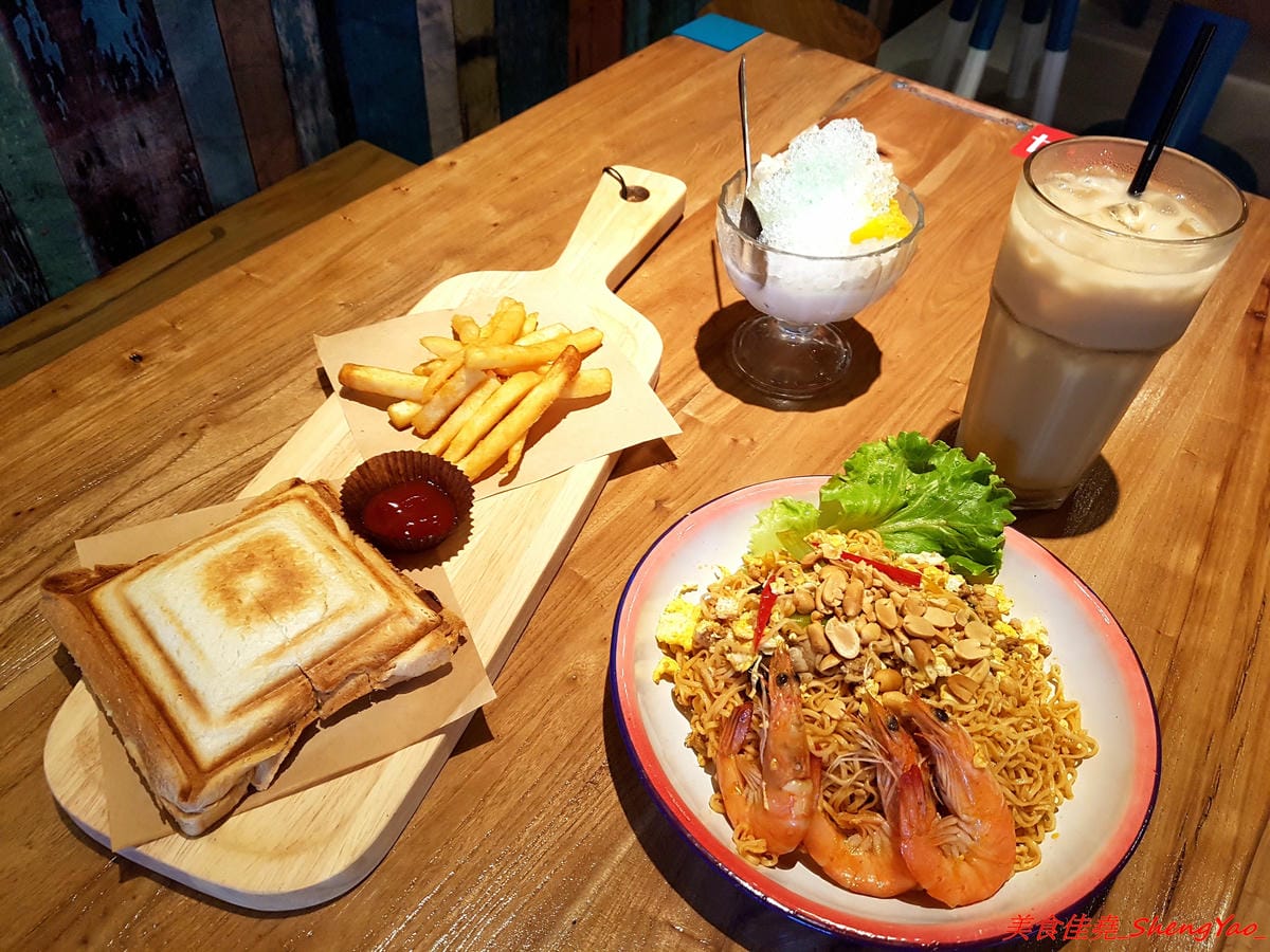 [台中沙鹿]金福氣南洋食堂 – “金福氣南洋食堂”在沙鹿開分店了,不用跑台中市區也吃得到彩虹起司啦復古懷舊風的裝潢十分有特色,蠻適合拍照的,位在靜宜大學斜對面,交通方便。(已歇業)