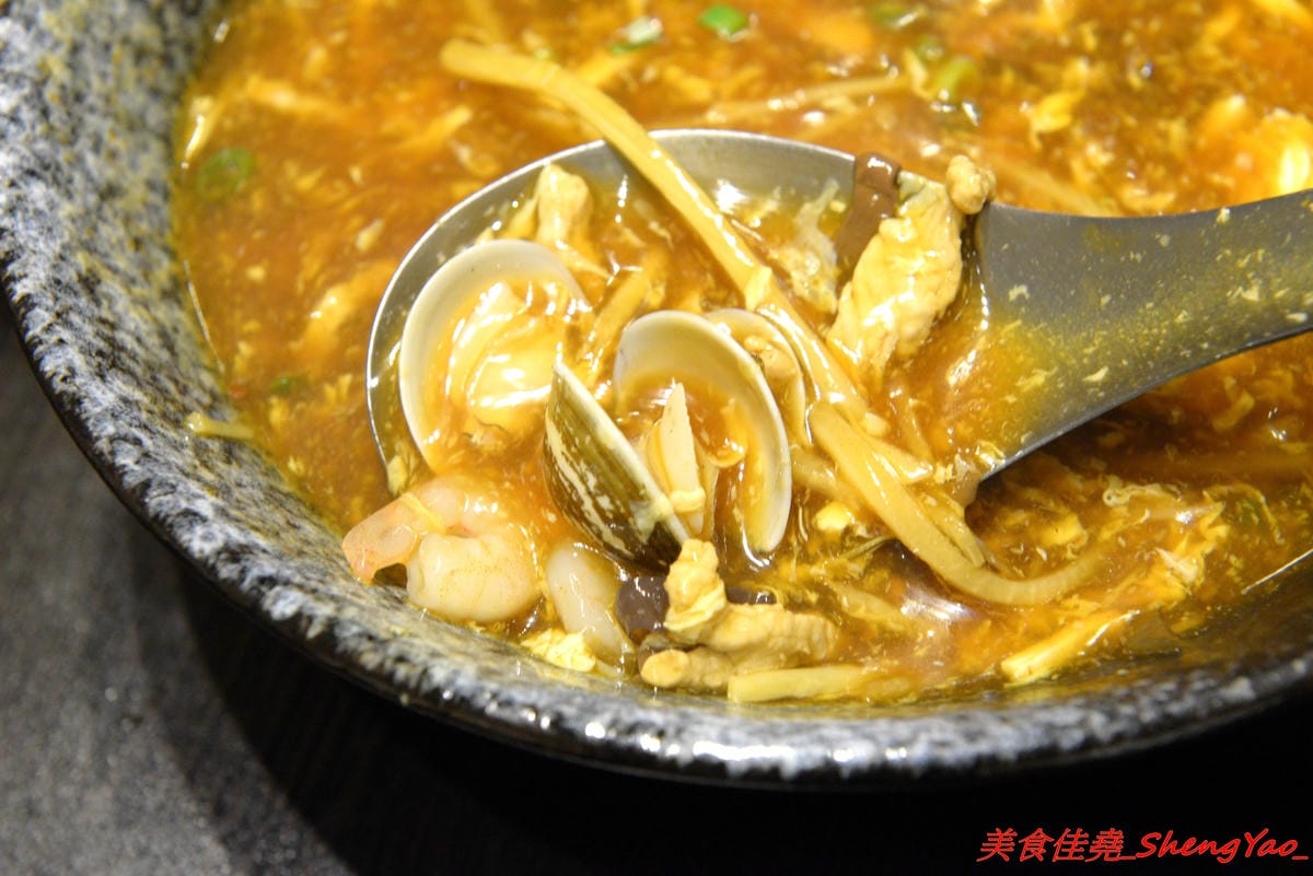 [基隆中正]食在煮藝 複合式餐館 – 據說是基隆唯一一家賣上海菜的餐館,電視媒體介紹過,前議長也親自推薦,菜色種類不少,好不好吃見仁見智,個人推薦上海老燒蛋、紹興醉雞和蔥香海鮮炒麵。