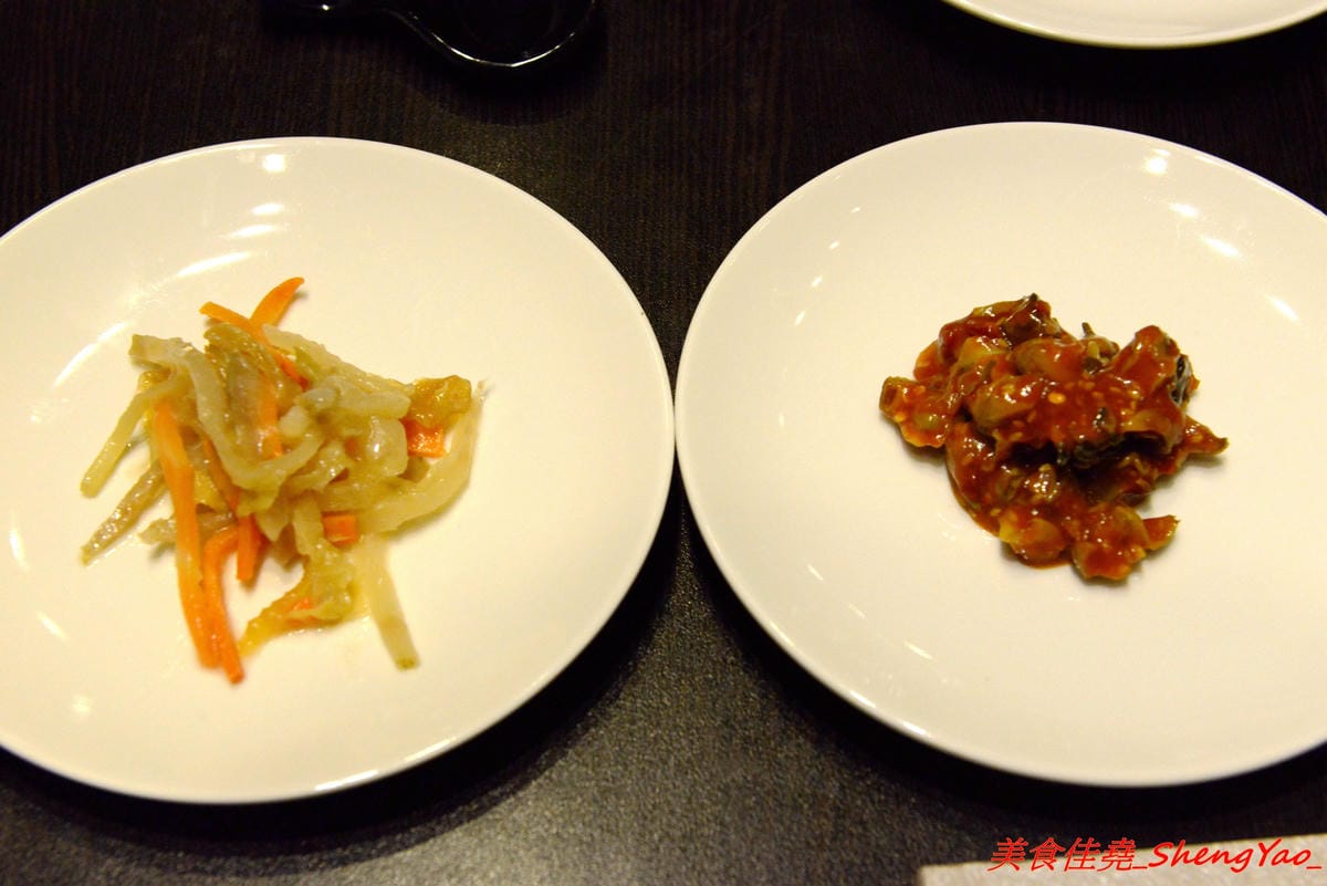 [基隆中正]食在煮藝 複合式餐館 – 據說是基隆唯一一家賣上海菜的餐館,電視媒體介紹過,前議長也親自推薦,菜色種類不少,好不好吃見仁見智,個人推薦上海老燒蛋、紹興醉雞和蔥香海鮮炒麵。