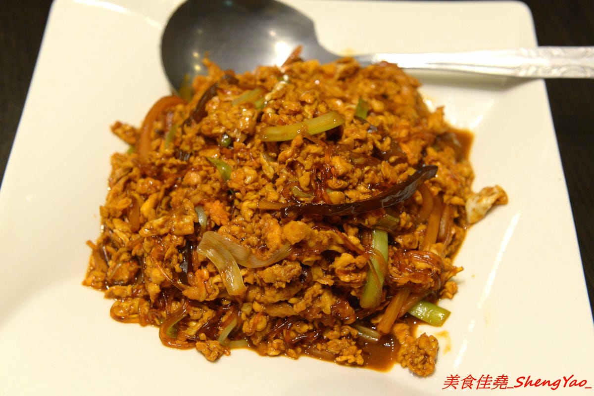 [基隆中正]食在煮藝 複合式餐館 – 據說是基隆唯一一家賣上海菜的餐館,電視媒體介紹過,前議長也親自推薦,菜色種類不少,好不好吃見仁見智,個人推薦上海老燒蛋、紹興醉雞和蔥香海鮮炒麵。
