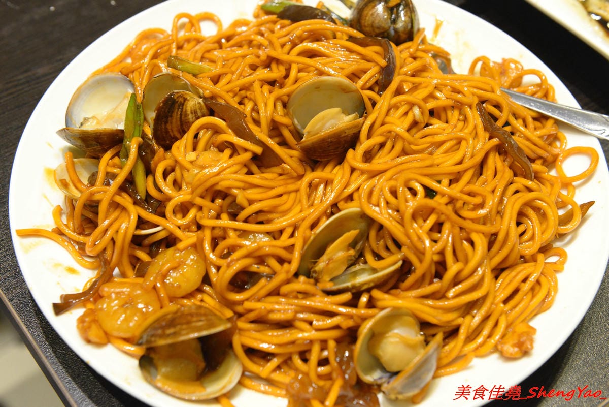 [基隆中正]食在煮藝 複合式餐館 – 據說是基隆唯一一家賣上海菜的餐館,電視媒體介紹過,前議長也親自推薦,菜色種類不少,好不好吃見仁見智,個人推薦上海老燒蛋、紹興醉雞和蔥香海鮮炒麵。