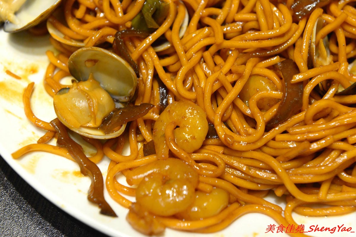[基隆中正]食在煮藝 複合式餐館 – 據說是基隆唯一一家賣上海菜的餐館,電視媒體介紹過,前議長也親自推薦,菜色種類不少,好不好吃見仁見智,個人推薦上海老燒蛋、紹興醉雞和蔥香海鮮炒麵。