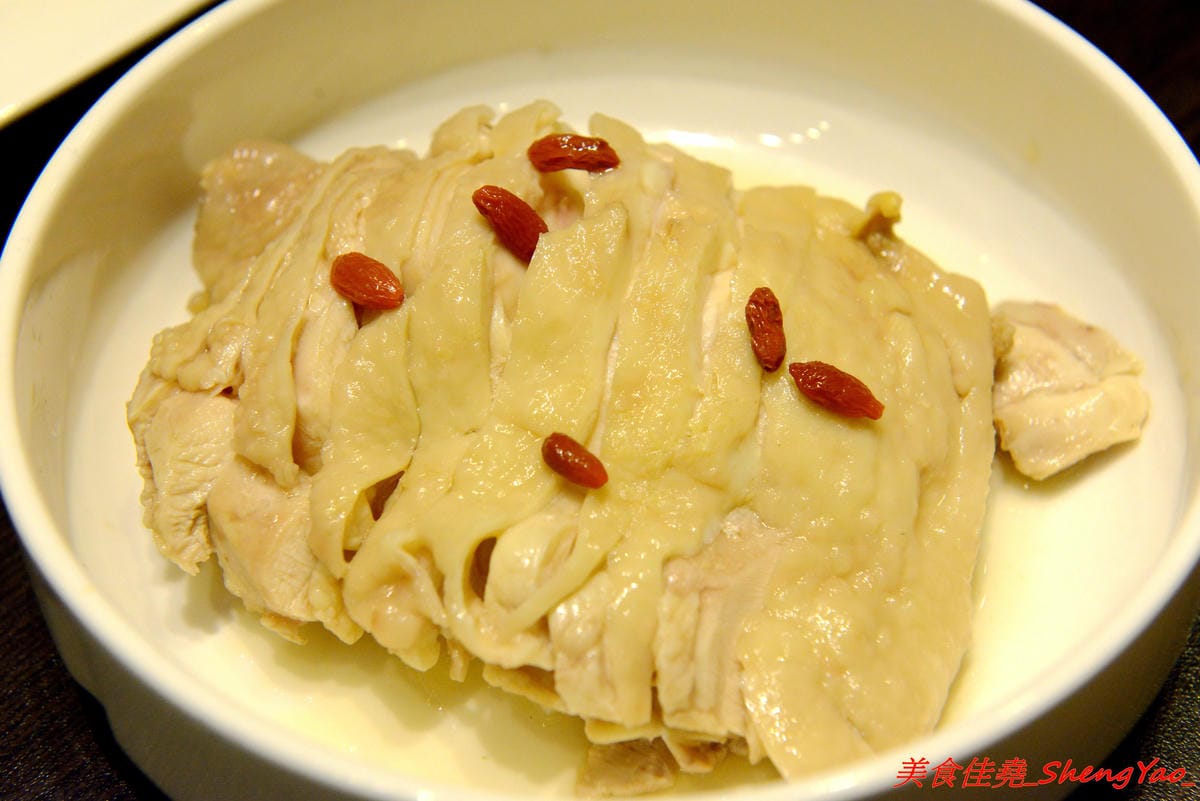 [基隆中正]食在煮藝 複合式餐館 – 據說是基隆唯一一家賣上海菜的餐館,電視媒體介紹過,前議長也親自推薦,菜色種類不少,好不好吃見仁見智,個人推薦上海老燒蛋、紹興醉雞和蔥香海鮮炒麵。