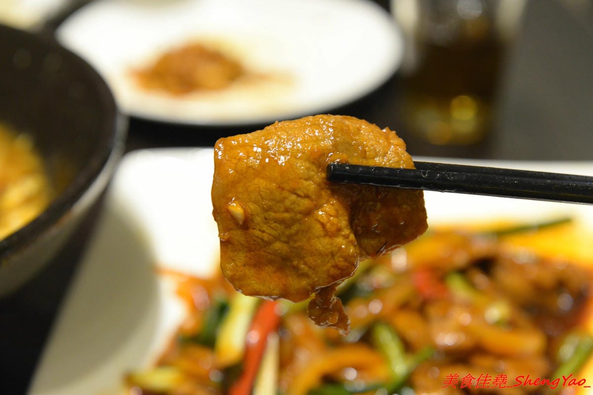 [基隆中正]食在煮藝 複合式餐館 – 據說是基隆唯一一家賣上海菜的餐館,電視媒體介紹過,前議長也親自推薦,菜色種類不少,好不好吃見仁見智,個人推薦上海老燒蛋、紹興醉雞和蔥香海鮮炒麵。