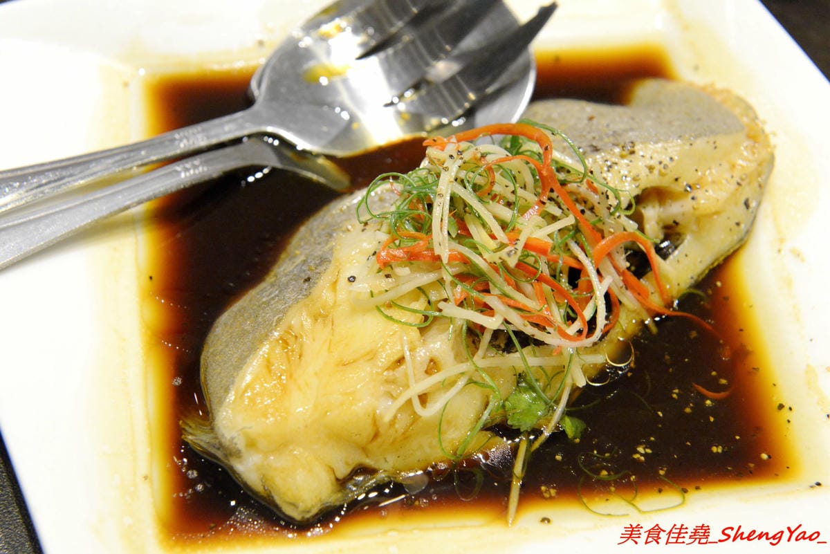 [基隆中正]食在煮藝 複合式餐館 – 據說是基隆唯一一家賣上海菜的餐館,電視媒體介紹過,前議長也親自推薦,菜色種類不少,好不好吃見仁見智,個人推薦上海老燒蛋、紹興醉雞和蔥香海鮮炒麵。