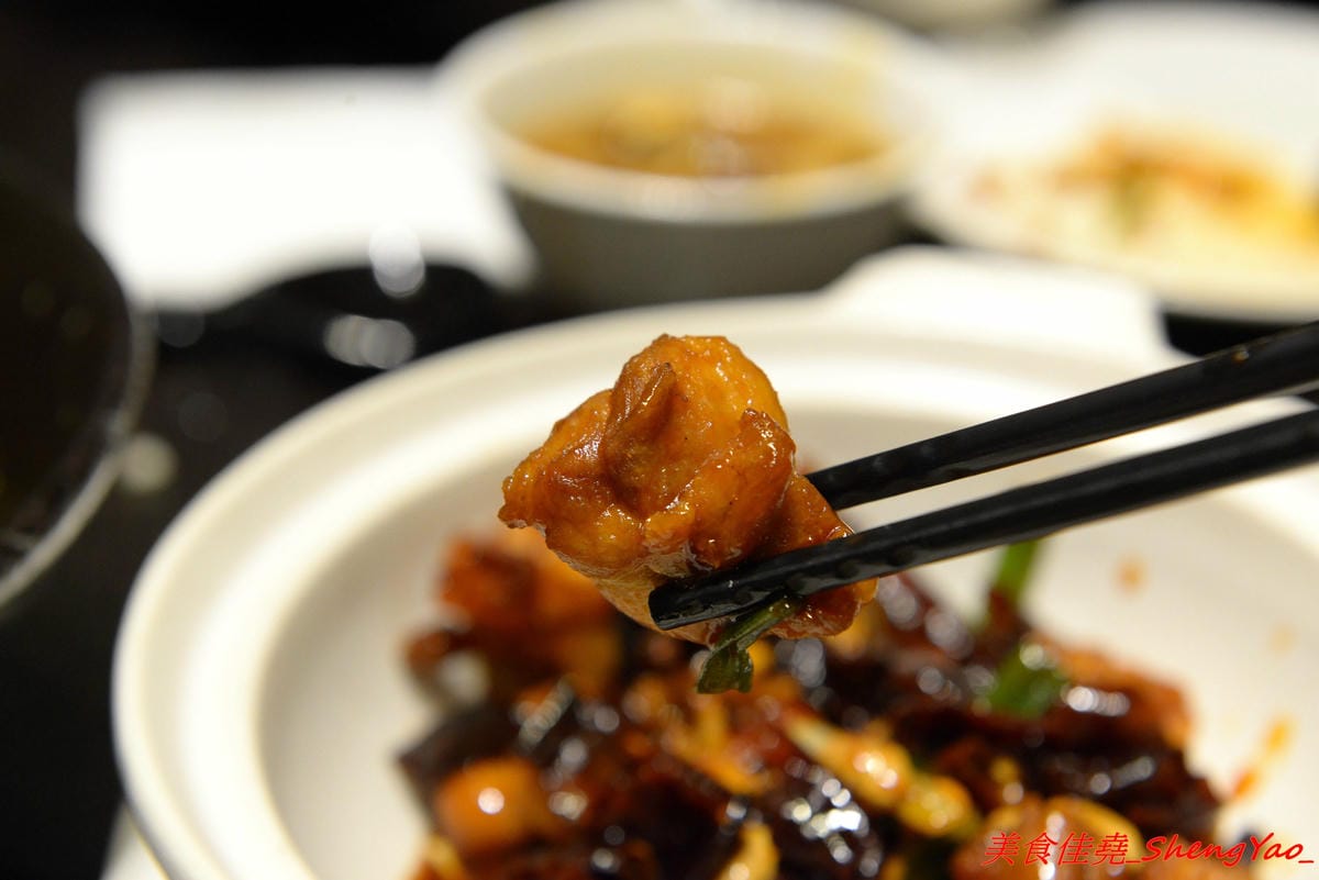 [基隆中正]食在煮藝 複合式餐館 – 據說是基隆唯一一家賣上海菜的餐館,電視媒體介紹過,前議長也親自推薦,菜色種類不少,好不好吃見仁見智,個人推薦上海老燒蛋、紹興醉雞和蔥香海鮮炒麵。