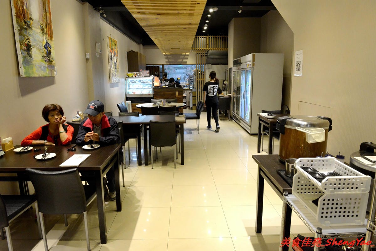 [基隆中正]食在煮藝 複合式餐館 – 據說是基隆唯一一家賣上海菜的餐館,電視媒體介紹過,前議長也親自推薦,菜色種類不少,好不好吃見仁見智,個人推薦上海老燒蛋、紹興醉雞和蔥香海鮮炒麵。