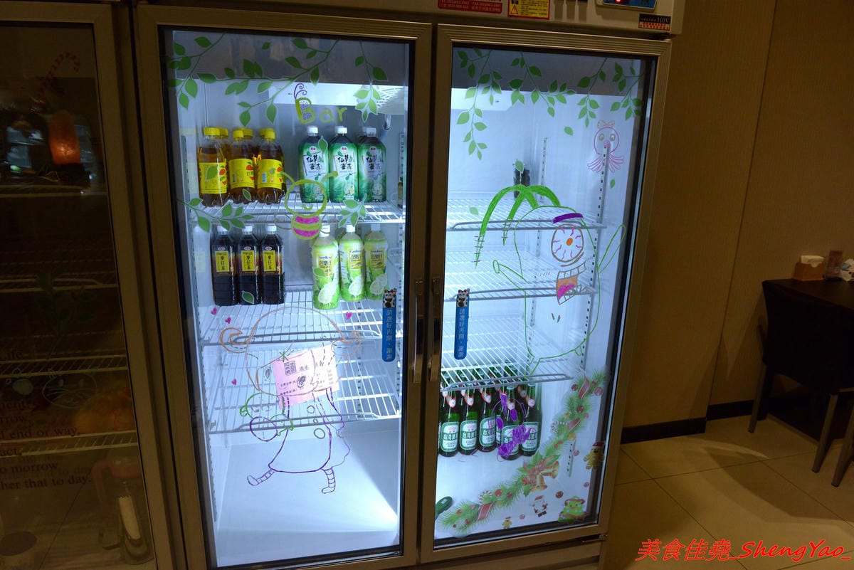[基隆中正]食在煮藝 複合式餐館 – 據說是基隆唯一一家賣上海菜的餐館,電視媒體介紹過,前議長也親自推薦,菜色種類不少,好不好吃見仁見智,個人推薦上海老燒蛋、紹興醉雞和蔥香海鮮炒麵。