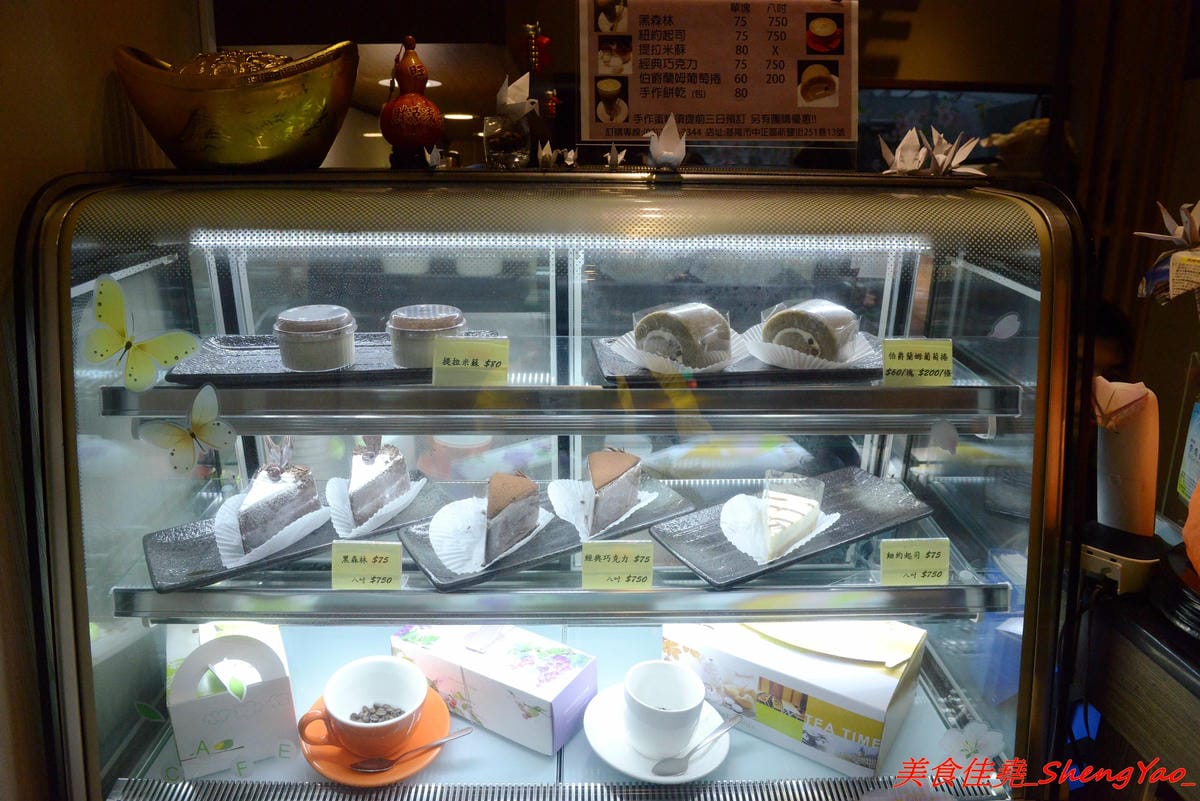 [基隆中正]食在煮藝 複合式餐館 – 據說是基隆唯一一家賣上海菜的餐館,電視媒體介紹過,前議長也親自推薦,菜色種類不少,好不好吃見仁見智,個人推薦上海老燒蛋、紹興醉雞和蔥香海鮮炒麵。