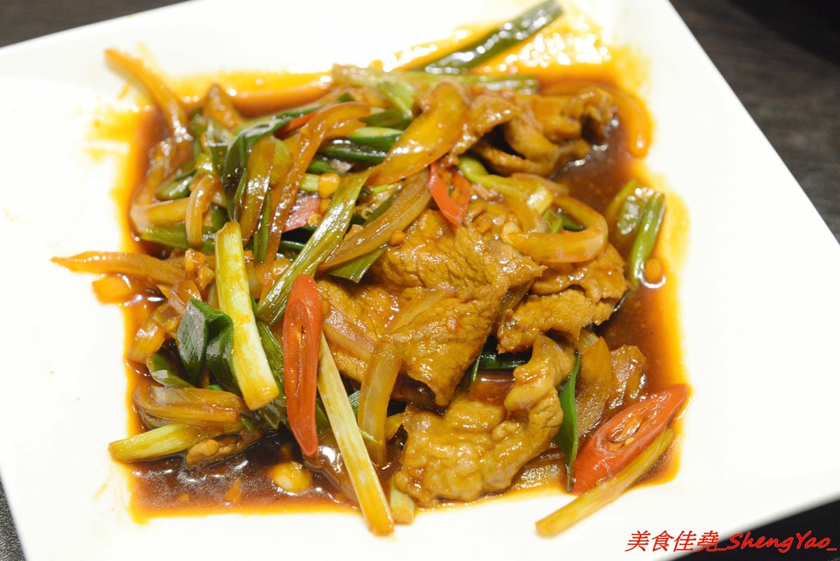 [基隆中正]食在煮藝 複合式餐館 – 據說是基隆唯一一家賣上海菜的餐館,電視媒體介紹過,前議長也親自推薦,菜色種類不少,好不好吃見仁見智,個人推薦上海老燒蛋、紹興醉雞和蔥香海鮮炒麵。