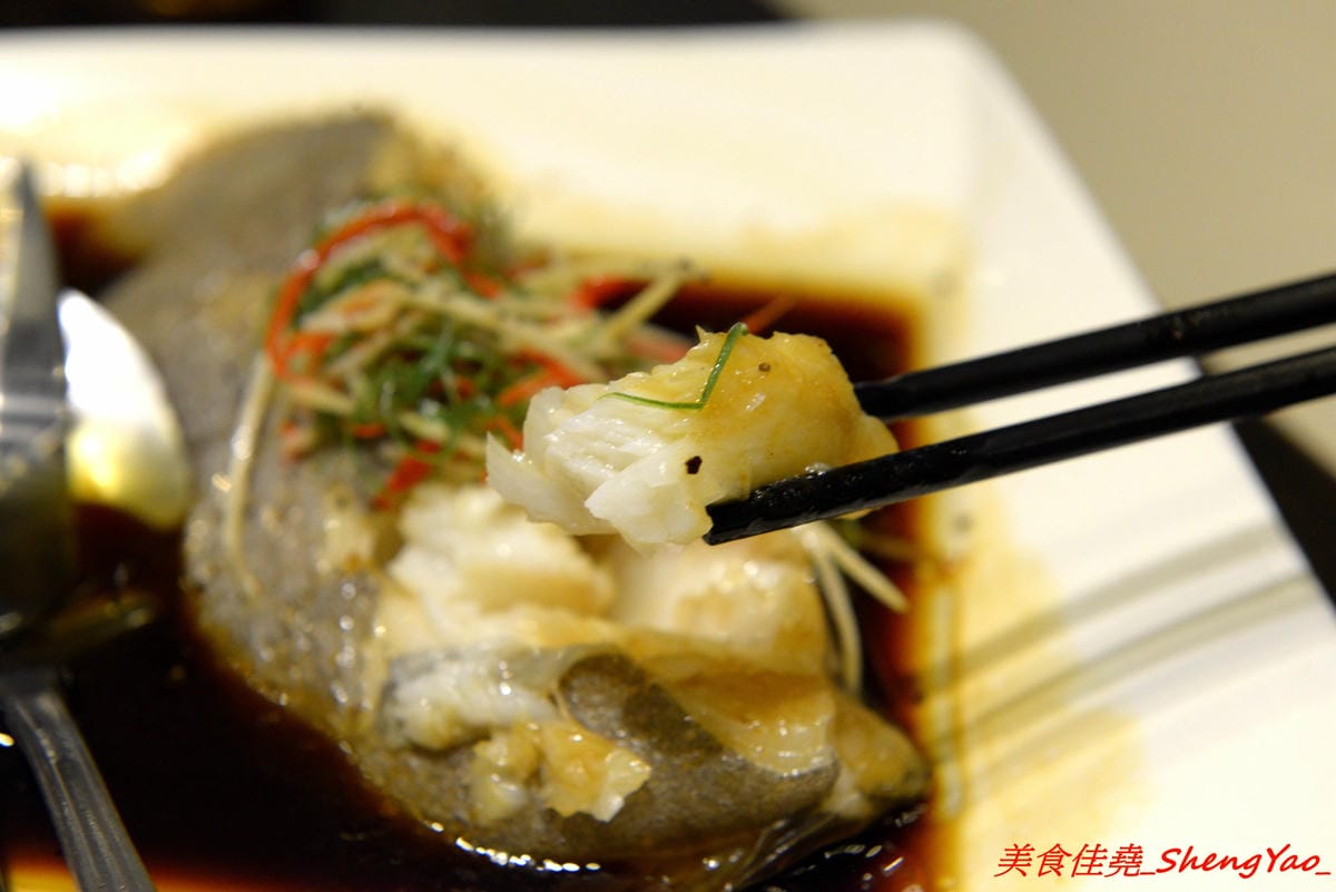 [基隆中正]食在煮藝 複合式餐館 – 據說是基隆唯一一家賣上海菜的餐館,電視媒體介紹過,前議長也親自推薦,菜色種類不少,好不好吃見仁見智,個人推薦上海老燒蛋、紹興醉雞和蔥香海鮮炒麵。