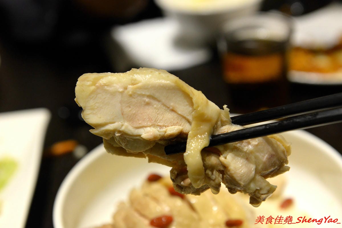 [基隆中正]食在煮藝 複合式餐館 – 據說是基隆唯一一家賣上海菜的餐館,電視媒體介紹過,前議長也親自推薦,菜色種類不少,好不好吃見仁見智,個人推薦上海老燒蛋、紹興醉雞和蔥香海鮮炒麵。