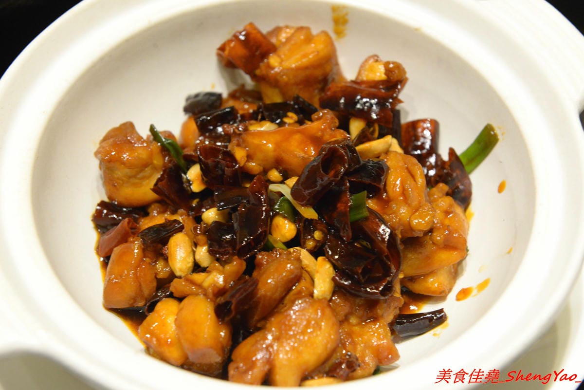 [基隆中正]食在煮藝 複合式餐館 – 據說是基隆唯一一家賣上海菜的餐館,電視媒體介紹過,前議長也親自推薦,菜色種類不少,好不好吃見仁見智,個人推薦上海老燒蛋、紹興醉雞和蔥香海鮮炒麵。