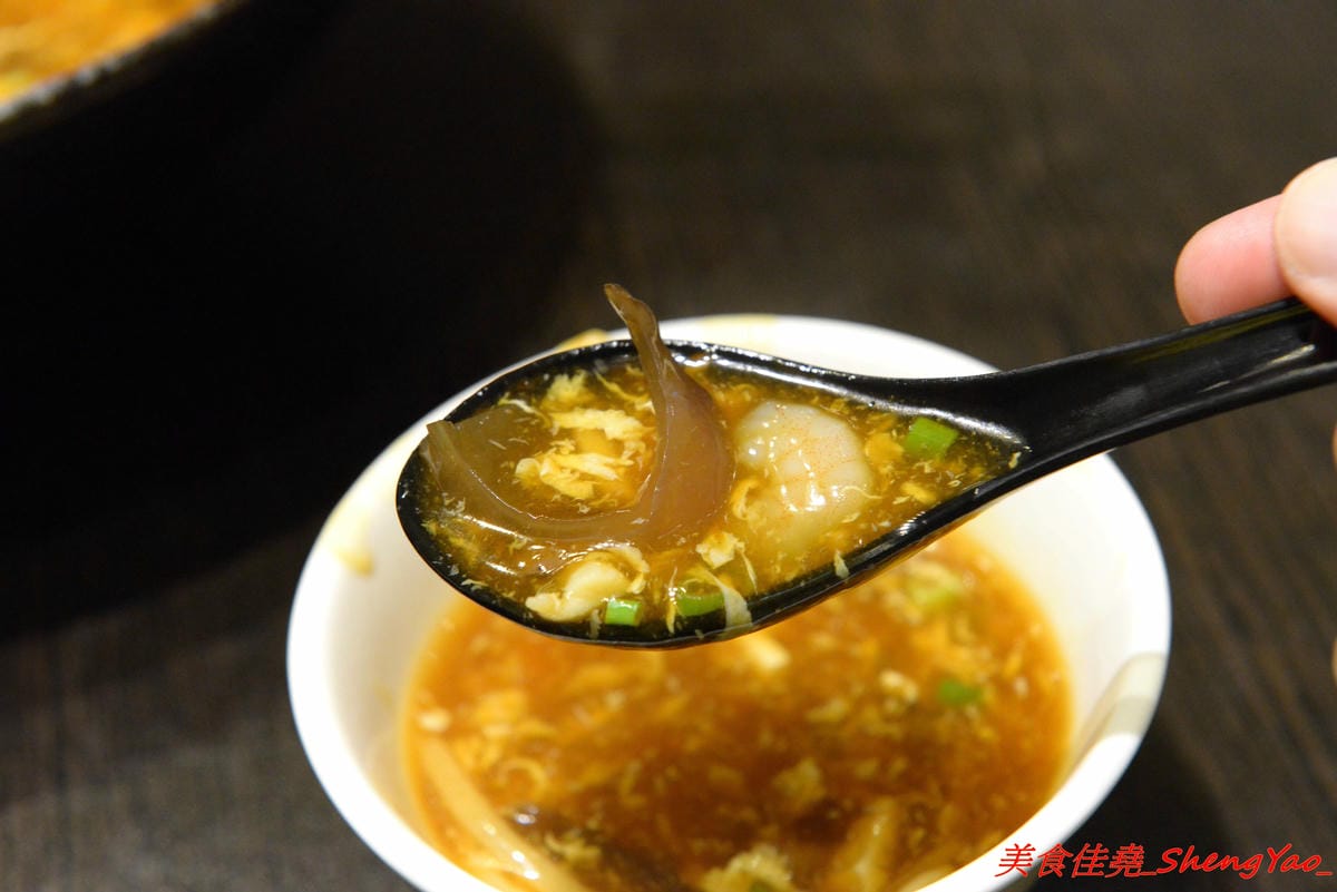 [基隆中正]食在煮藝 複合式餐館 – 據說是基隆唯一一家賣上海菜的餐館,電視媒體介紹過,前議長也親自推薦,菜色種類不少,好不好吃見仁見智,個人推薦上海老燒蛋、紹興醉雞和蔥香海鮮炒麵。