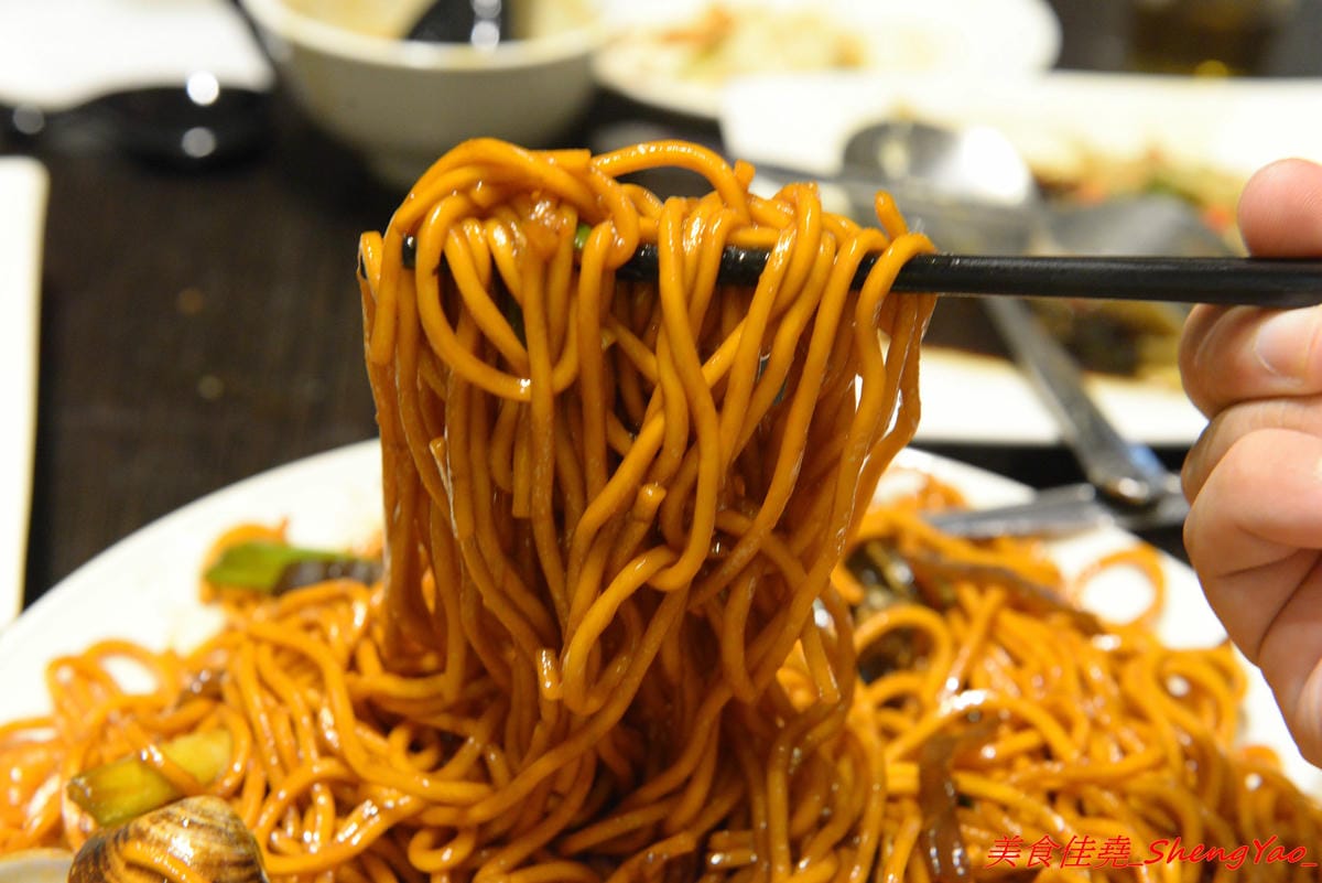 [基隆中正]食在煮藝 複合式餐館 – 據說是基隆唯一一家賣上海菜的餐館,電視媒體介紹過,前議長也親自推薦,菜色種類不少,好不好吃見仁見智,個人推薦上海老燒蛋、紹興醉雞和蔥香海鮮炒麵。