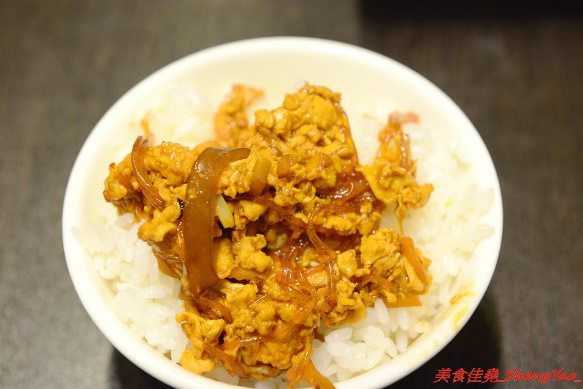 [基隆中正]食在煮藝 複合式餐館 – 據說是基隆唯一一家賣上海菜的餐館,電視媒體介紹過,前議長也親自推薦,菜色種類不少,好不好吃見仁見智,個人推薦上海老燒蛋、紹興醉雞和蔥香海鮮炒麵。