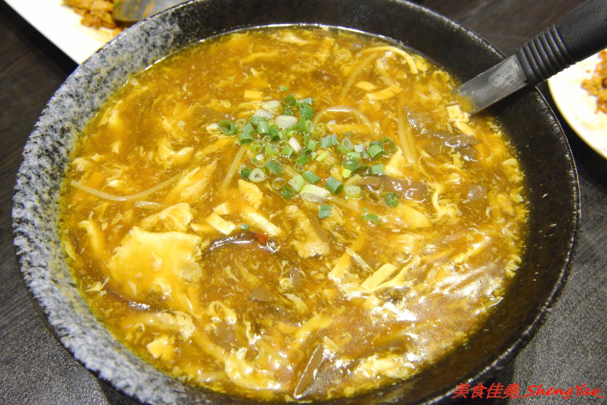 [基隆中正]食在煮藝 複合式餐館 – 據說是基隆唯一一家賣上海菜的餐館,電視媒體介紹過,前議長也親自推薦,菜色種類不少,好不好吃見仁見智,個人推薦上海老燒蛋、紹興醉雞和蔥香海鮮炒麵。