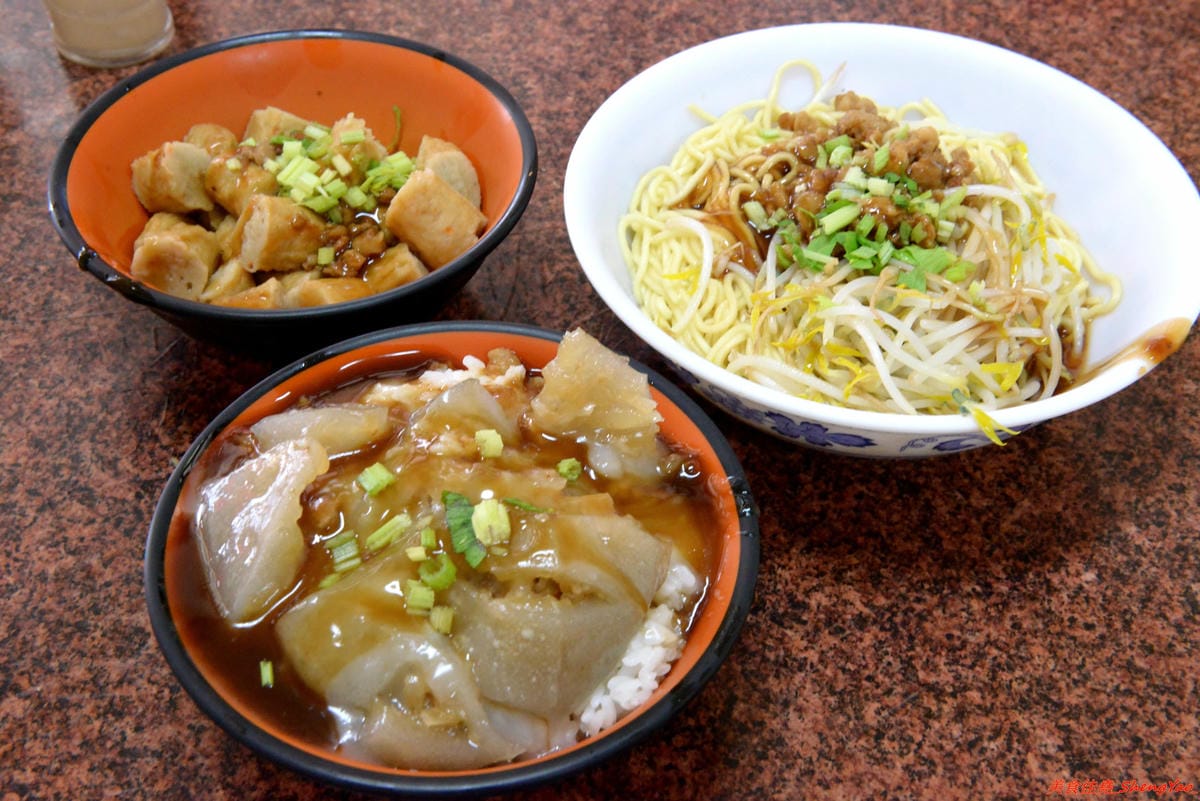 [台中梧棲]大庄肉圓 – 梧棲區公所旁40多年歷史的肉圓老店,口味和沙鹿肉圓不太相同,外皮不油、醬料對味,新推出肉圓蓋飯、肉圓蓋麵。