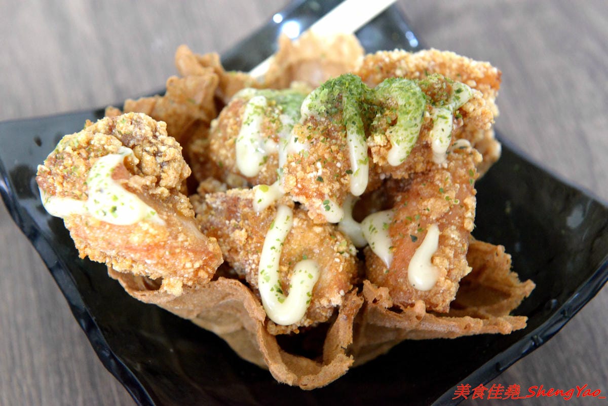 [台中大甲]LALA堡 – 大甲新的創意美食,有點像是刈包又不太像,外皮是老麵麵糰做的,搭配特殊醬料以及雞腿肉或是藍帶豬排,造型吸睛又好吃,老闆娘的女兒超可愛。