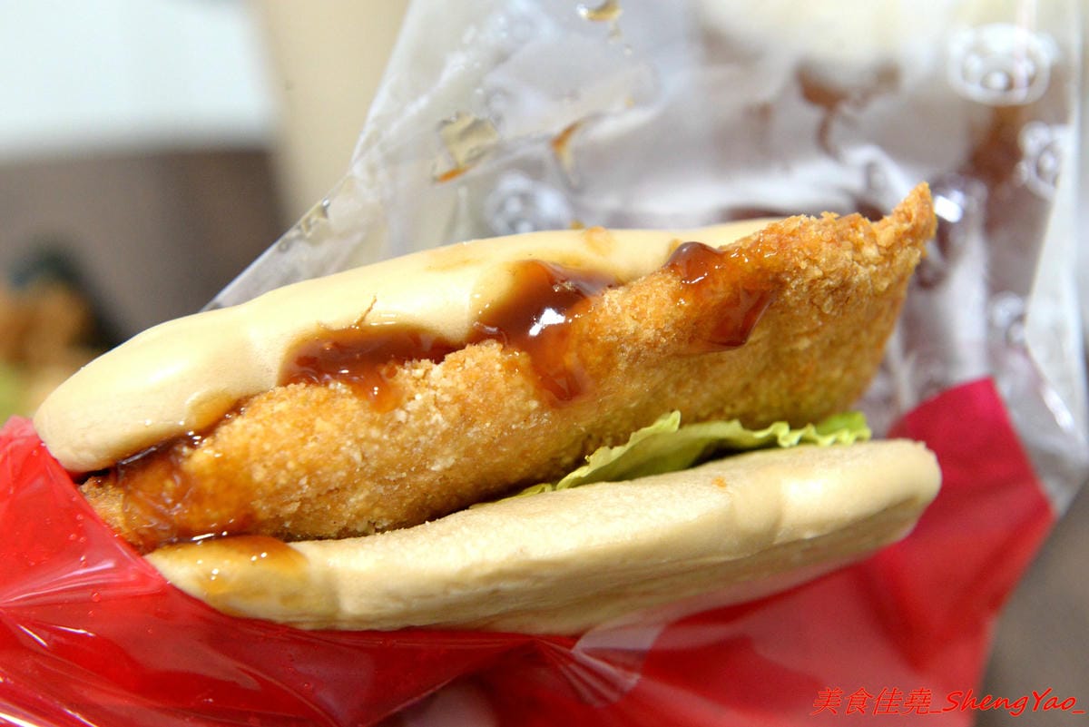[台中大甲]LALA堡 – 大甲新的創意美食,有點像是刈包又不太像,外皮是老麵麵糰做的,搭配特殊醬料以及雞腿肉或是藍帶豬排,造型吸睛又好吃,老闆娘的女兒超可愛。