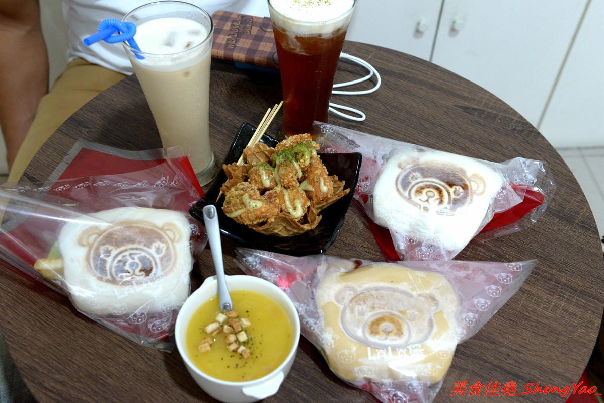 [台中大甲]LALA堡 – 大甲新的創意美食,有點像是刈包又不太像,外皮是老麵麵糰做的,搭配特殊醬料以及雞腿肉或是藍帶豬排,造型吸睛又好吃,老闆娘的女兒超可愛。