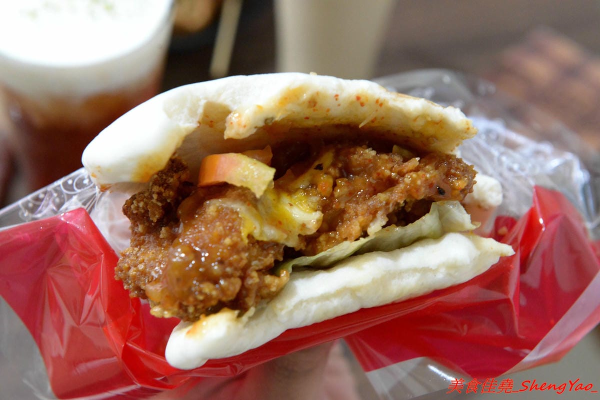 [台中大甲]LALA堡 – 大甲新的創意美食,有點像是刈包又不太像,外皮是老麵麵糰做的,搭配特殊醬料以及雞腿肉或是藍帶豬排,造型吸睛又好吃,老闆娘的女兒超可愛。