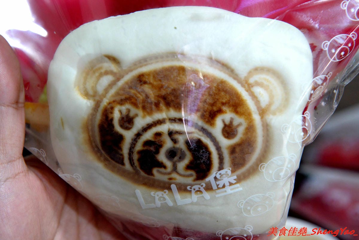 [台中大甲]LALA堡 – 大甲新的創意美食,有點像是刈包又不太像,外皮是老麵麵糰做的,搭配特殊醬料以及雞腿肉或是藍帶豬排,造型吸睛又好吃,老闆娘的女兒超可愛。