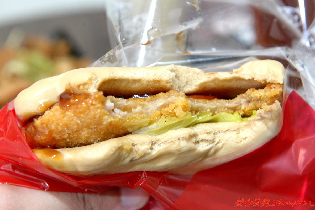 [台中大甲]LALA堡 – 大甲新的創意美食,有點像是刈包又不太像,外皮是老麵麵糰做的,搭配特殊醬料以及雞腿肉或是藍帶豬排,造型吸睛又好吃,老闆娘的女兒超可愛。