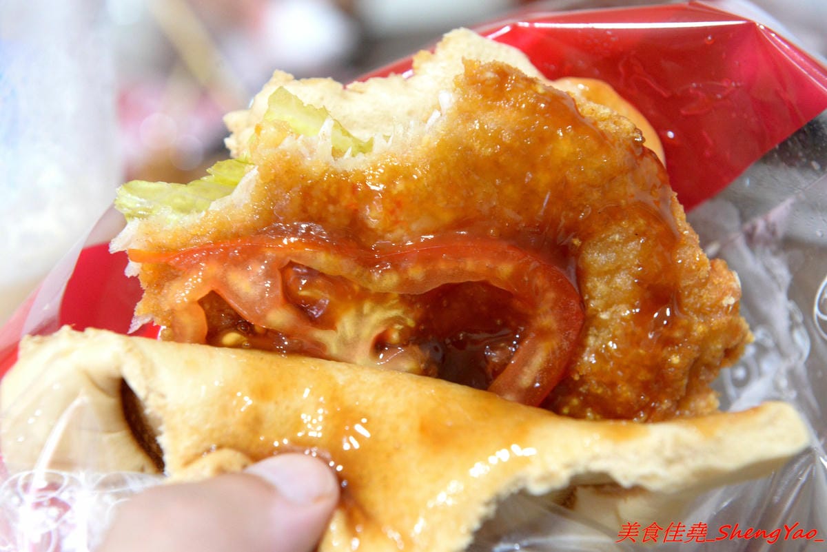 [台中大甲]LALA堡 – 大甲新的創意美食,有點像是刈包又不太像,外皮是老麵麵糰做的,搭配特殊醬料以及雞腿肉或是藍帶豬排,造型吸睛又好吃,老闆娘的女兒超可愛。