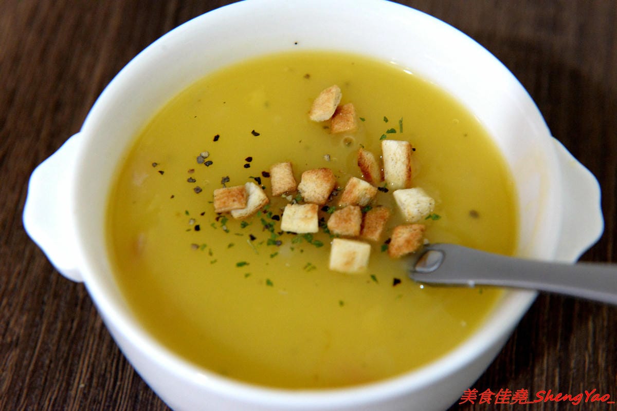 [台中大甲]LALA堡 – 大甲新的創意美食,有點像是刈包又不太像,外皮是老麵麵糰做的,搭配特殊醬料以及雞腿肉或是藍帶豬排,造型吸睛又好吃,老闆娘的女兒超可愛。