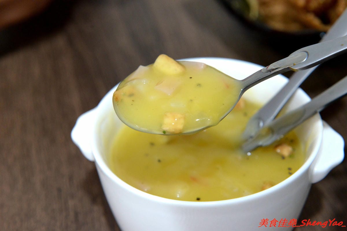 [台中大甲]LALA堡 – 大甲新的創意美食,有點像是刈包又不太像,外皮是老麵麵糰做的,搭配特殊醬料以及雞腿肉或是藍帶豬排,造型吸睛又好吃,老闆娘的女兒超可愛。