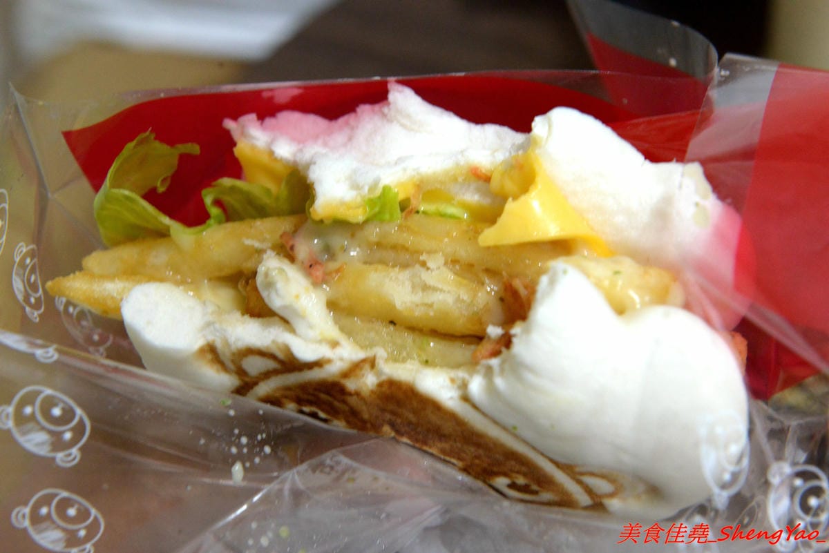 [台中大甲]LALA堡 – 大甲新的創意美食,有點像是刈包又不太像,外皮是老麵麵糰做的,搭配特殊醬料以及雞腿肉或是藍帶豬排,造型吸睛又好吃,老闆娘的女兒超可愛。