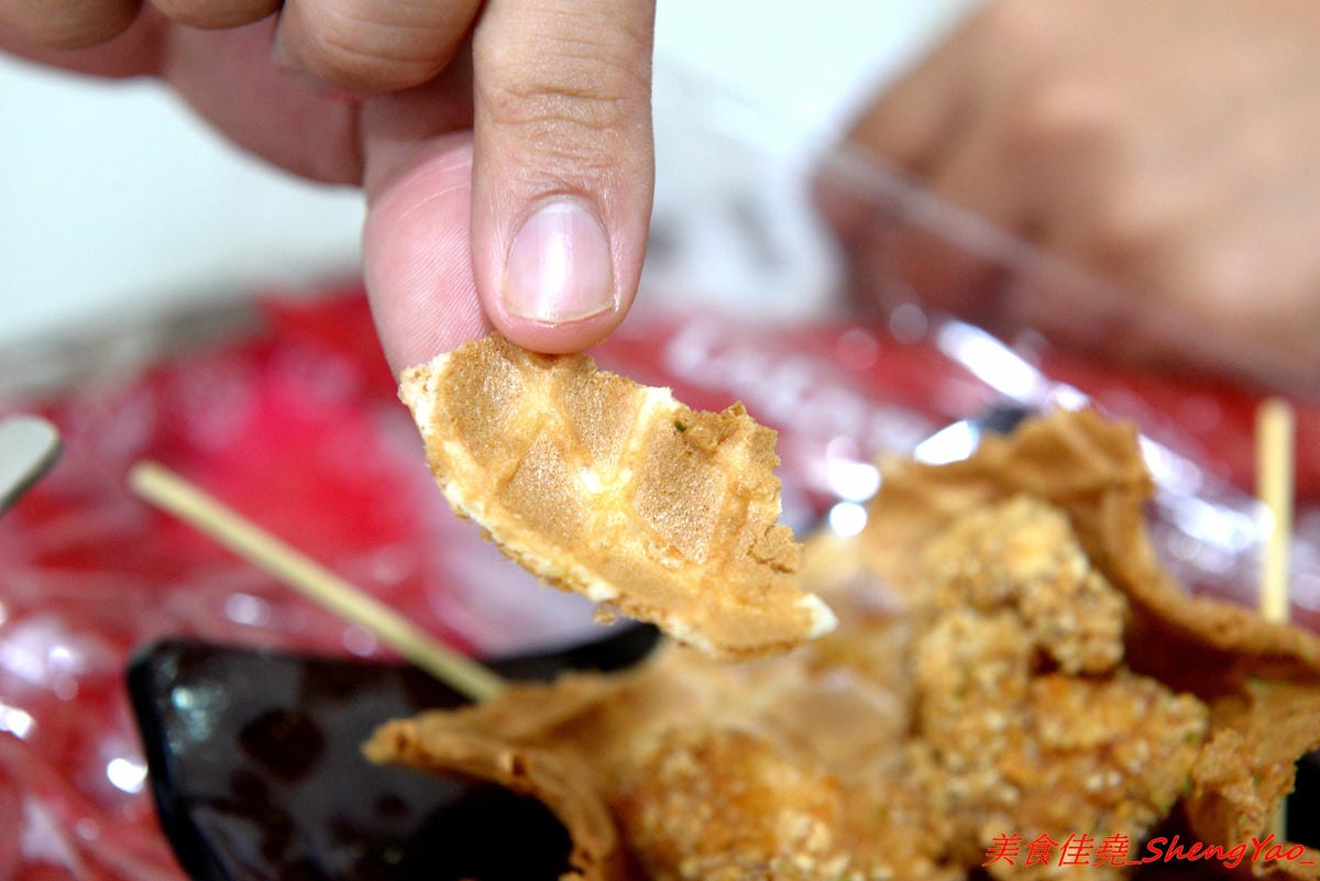 [台中大甲]LALA堡 – 大甲新的創意美食,有點像是刈包又不太像,外皮是老麵麵糰做的,搭配特殊醬料以及雞腿肉或是藍帶豬排,造型吸睛又好吃,老闆娘的女兒超可愛。