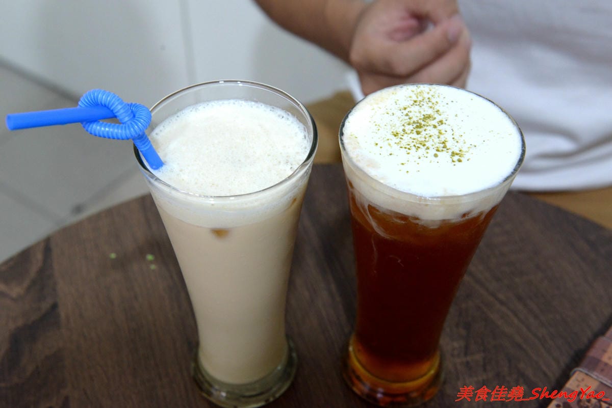 [台中大甲]LALA堡 – 大甲新的創意美食,有點像是刈包又不太像,外皮是老麵麵糰做的,搭配特殊醬料以及雞腿肉或是藍帶豬排,造型吸睛又好吃,老闆娘的女兒超可愛。