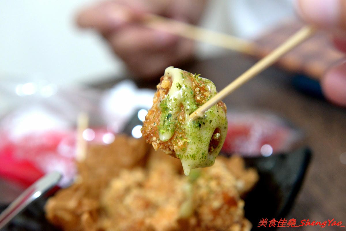 [台中大甲]LALA堡 – 大甲新的創意美食,有點像是刈包又不太像,外皮是老麵麵糰做的,搭配特殊醬料以及雞腿肉或是藍帶豬排,造型吸睛又好吃,老闆娘的女兒超可愛。