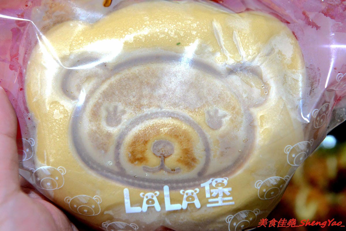 [台中大甲]LALA堡 – 大甲新的創意美食,有點像是刈包又不太像,外皮是老麵麵糰做的,搭配特殊醬料以及雞腿肉或是藍帶豬排,造型吸睛又好吃,老闆娘的女兒超可愛。