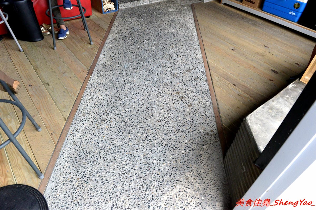 [台中清水]豬油 咖啡與閱讀 – 清水火車站前超有感覺的咖啡店,店內看起來像是鐵工廠卻帶有著濃濃的文青氣息,有不少書籍可以閱讀,咖啡不錯喝,老闆有代表台灣參加過義大利咖啡比賽。