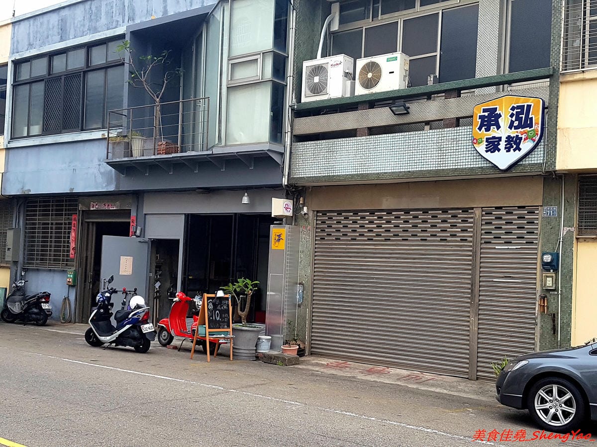 [台中清水]豬油 咖啡與閱讀 – 清水火車站前超有感覺的咖啡店,店內看起來像是鐵工廠卻帶有著濃濃的文青氣息,有不少書籍可以閱讀,咖啡不錯喝,老闆有代表台灣參加過義大利咖啡比賽。