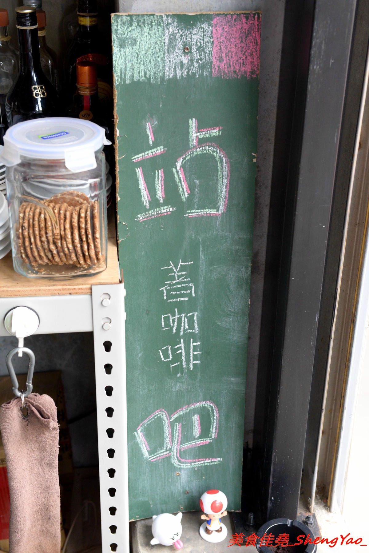 [台中清水]豬油 咖啡與閱讀 – 清水火車站前超有感覺的咖啡店,店內看起來像是鐵工廠卻帶有著濃濃的文青氣息,有不少書籍可以閱讀,咖啡不錯喝,老闆有代表台灣參加過義大利咖啡比賽。