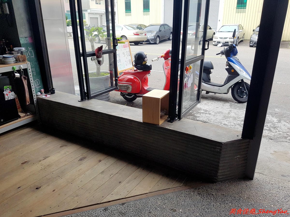 [台中清水]豬油 咖啡與閱讀 – 清水火車站前超有感覺的咖啡店,店內看起來像是鐵工廠卻帶有著濃濃的文青氣息,有不少書籍可以閱讀,咖啡不錯喝,老闆有代表台灣參加過義大利咖啡比賽。