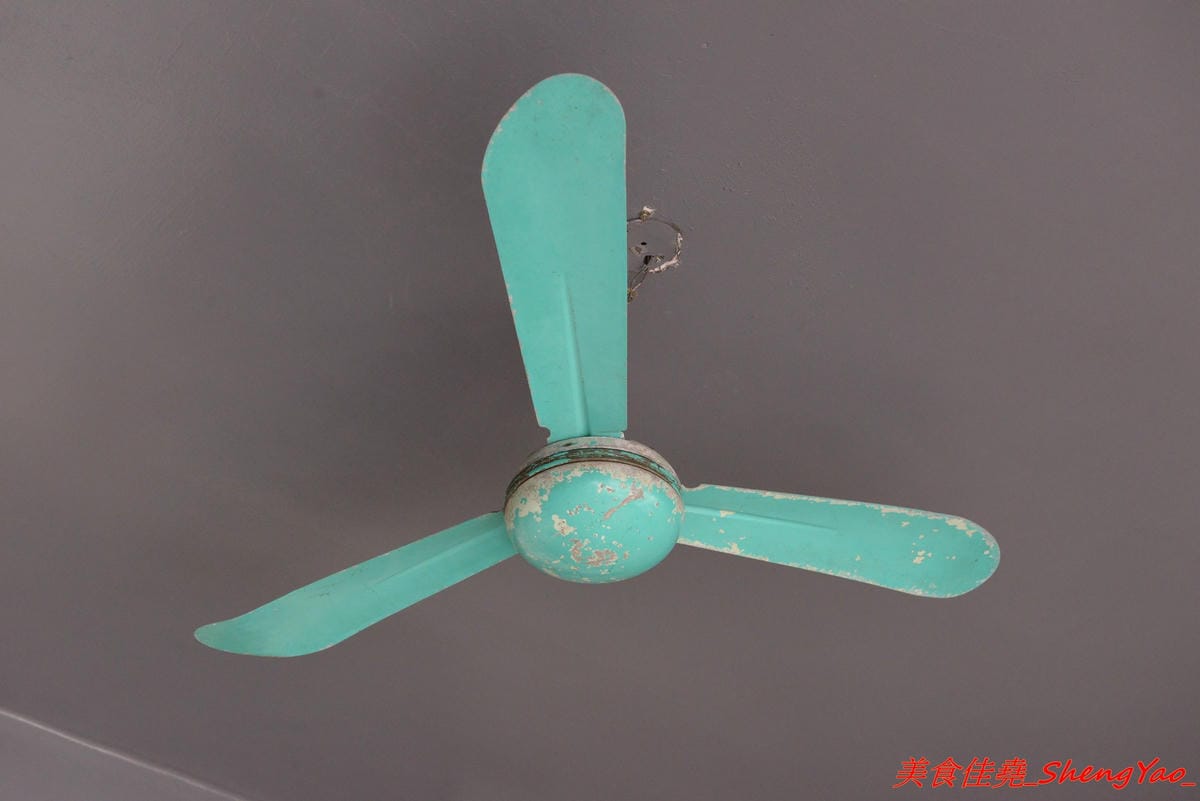 [台中清水]豬油 咖啡與閱讀 – 清水火車站前超有感覺的咖啡店,店內看起來像是鐵工廠卻帶有著濃濃的文青氣息,有不少書籍可以閱讀,咖啡不錯喝,老闆有代表台灣參加過義大利咖啡比賽。