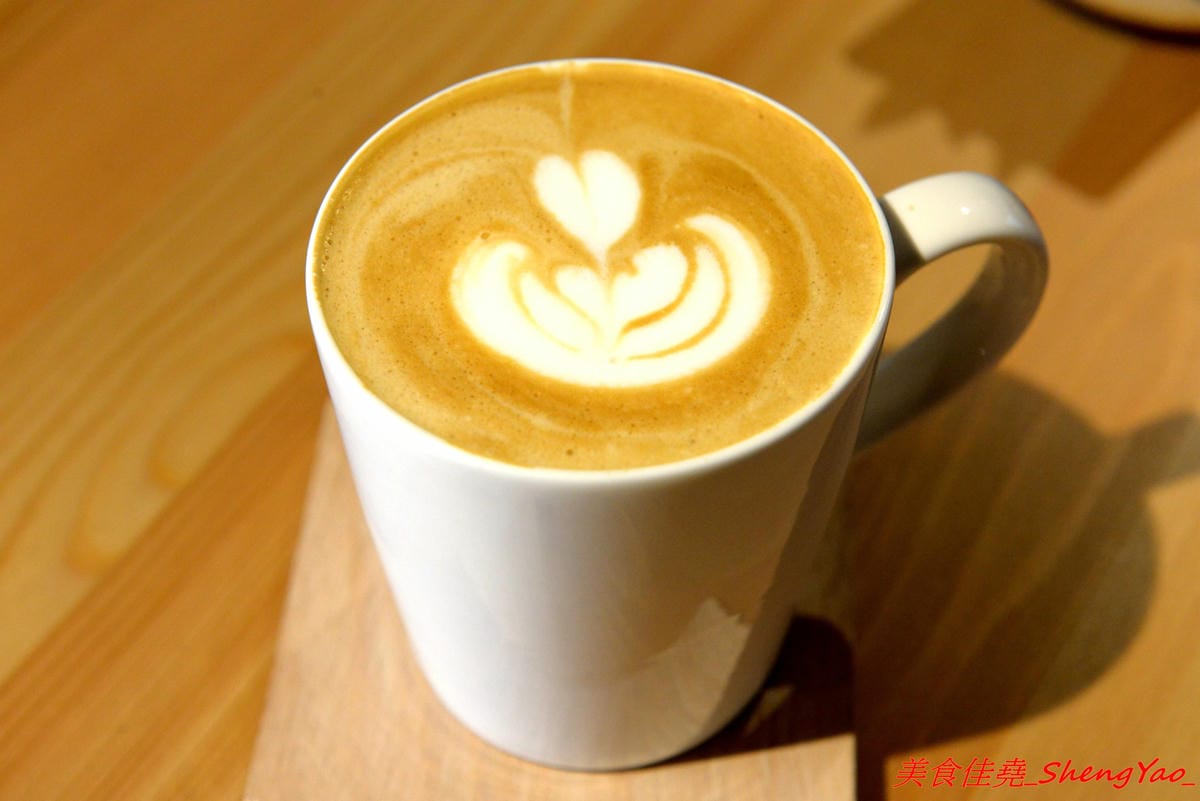 [台中大甲]宇宙米白計畫Cosmic Latte Project – 大甲超有個性的咖啡店,外觀是百年矮舊老屋,裏頭卻是咖啡店,老闆是個在國外學平面設計的女生,店內氣氛營造得很不錯,許多細微小地方都相當具巧思,IG